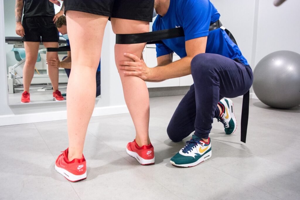 knie onderzoek bij de fysio en behandeling volgens Mulligan