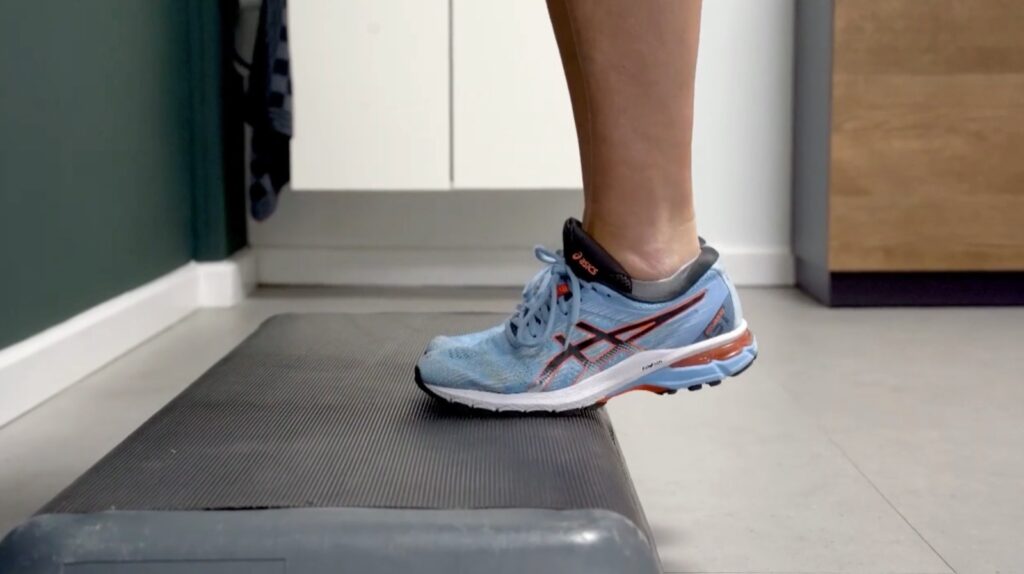 kuit en achillespeesoefeningen in de behandelruimte van de fysio