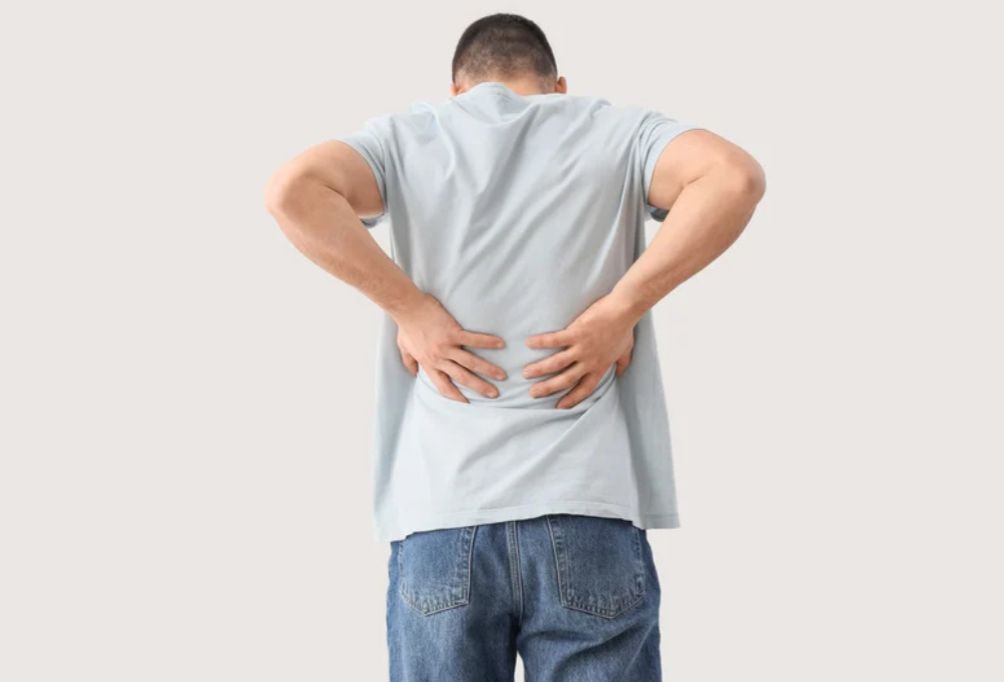 iemand met pijn aan de lage rug