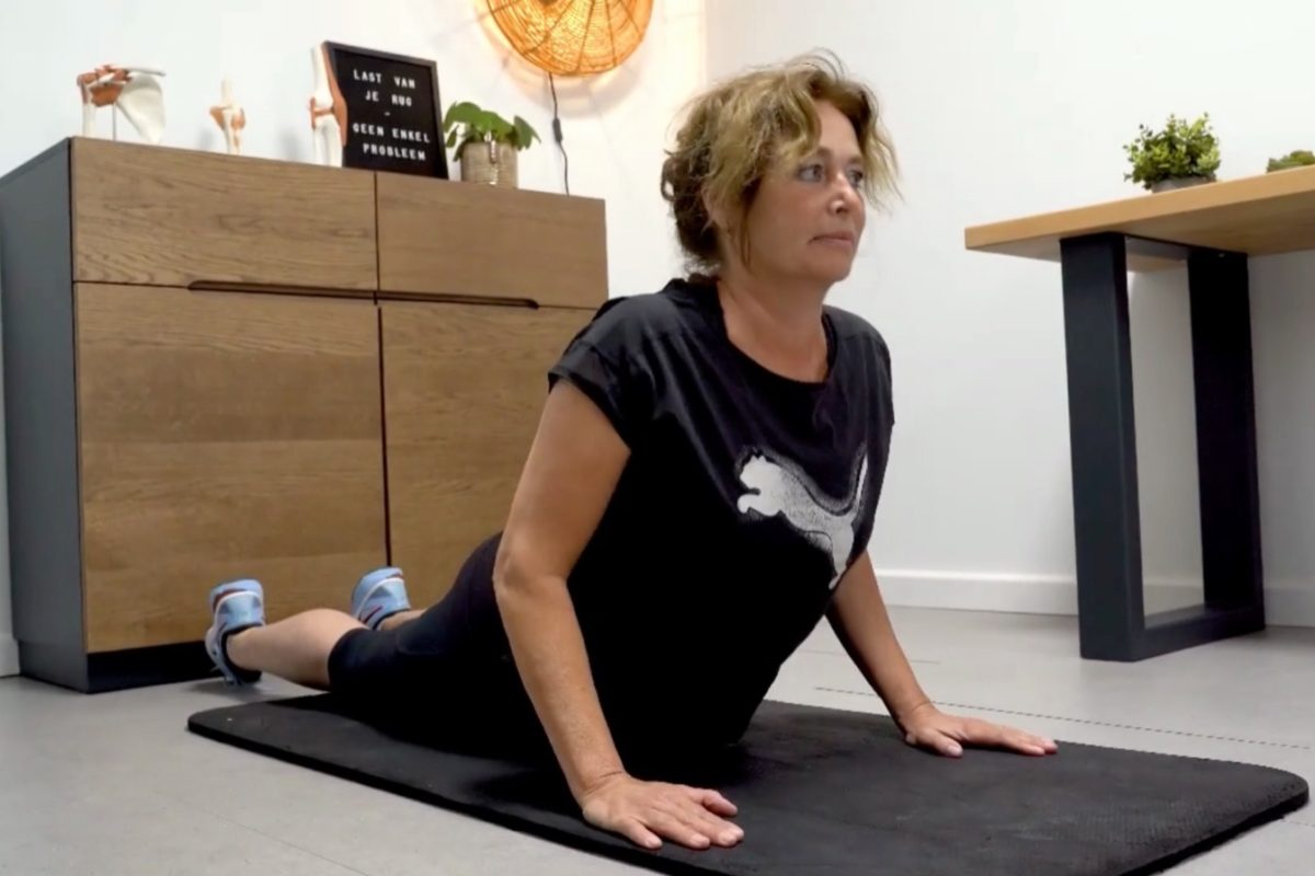 Rugoefening in de behandelruimte van de fysio